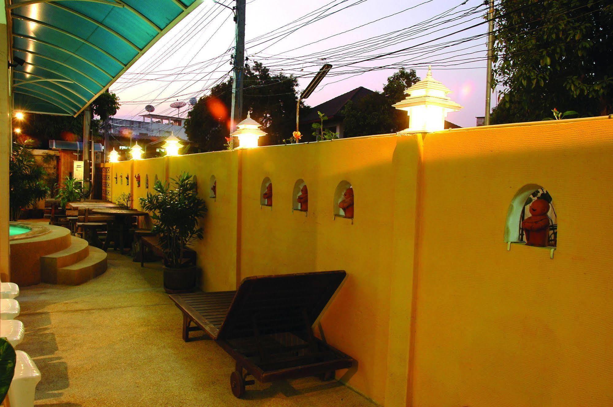 Rumah tetamu Thaphae Garden 2*