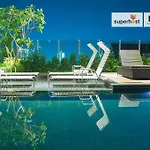 Deluxe 2-Bedroom Condo With Pool