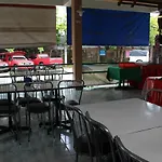 Oyo 75409 Premium The Family Hotel