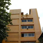 Oyo 75409 Premium The Family Hotel