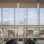 Modern Style Room With Sky Pool 古城边天际泳池公寓