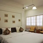 Manee Guesthouse And Record บ้านมานี