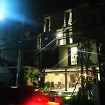 B Arch House Hotel And Cafe Ll No Parking Ll