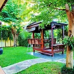 古城豪华泳池别墅/可步行夜市塔佩门/轰趴/烧烤/团体出游首选 Yellow House Garden Villa