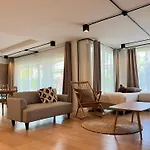 Mini-Me Hubs, Charm Suites & Pool In Old City