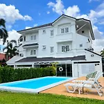 Mini-Me Hubs, Charm Suites & Pool In Old City