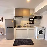 Cozy Urban Oasis