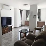 902 2 Fully Renovated Luxurious Apartment