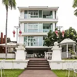 B2 Riverside Colonial Hotel