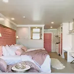 Stay In Style At Nimman R912