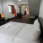 P\'Lyn House