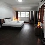 P\'Lyn House