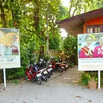 Hollanda Montri Guesthouse