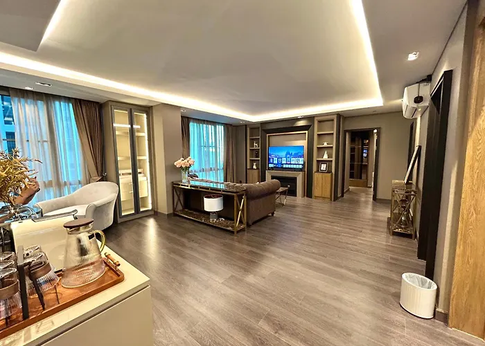 Chiang Mai Night Market Super Large Luxurious 3-Bedroom Hotel-Style Condo