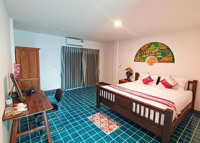 Baan Khlong Mae Kha Hotel
