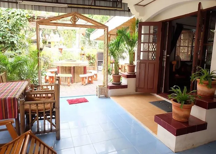 Hug Glur House Tour And Hostel (Adults Only)
