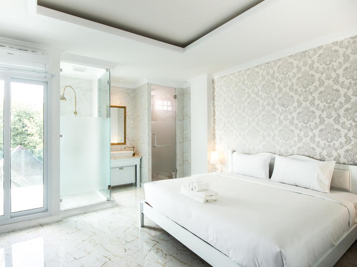 B2 Riverside Colonial Hotel
