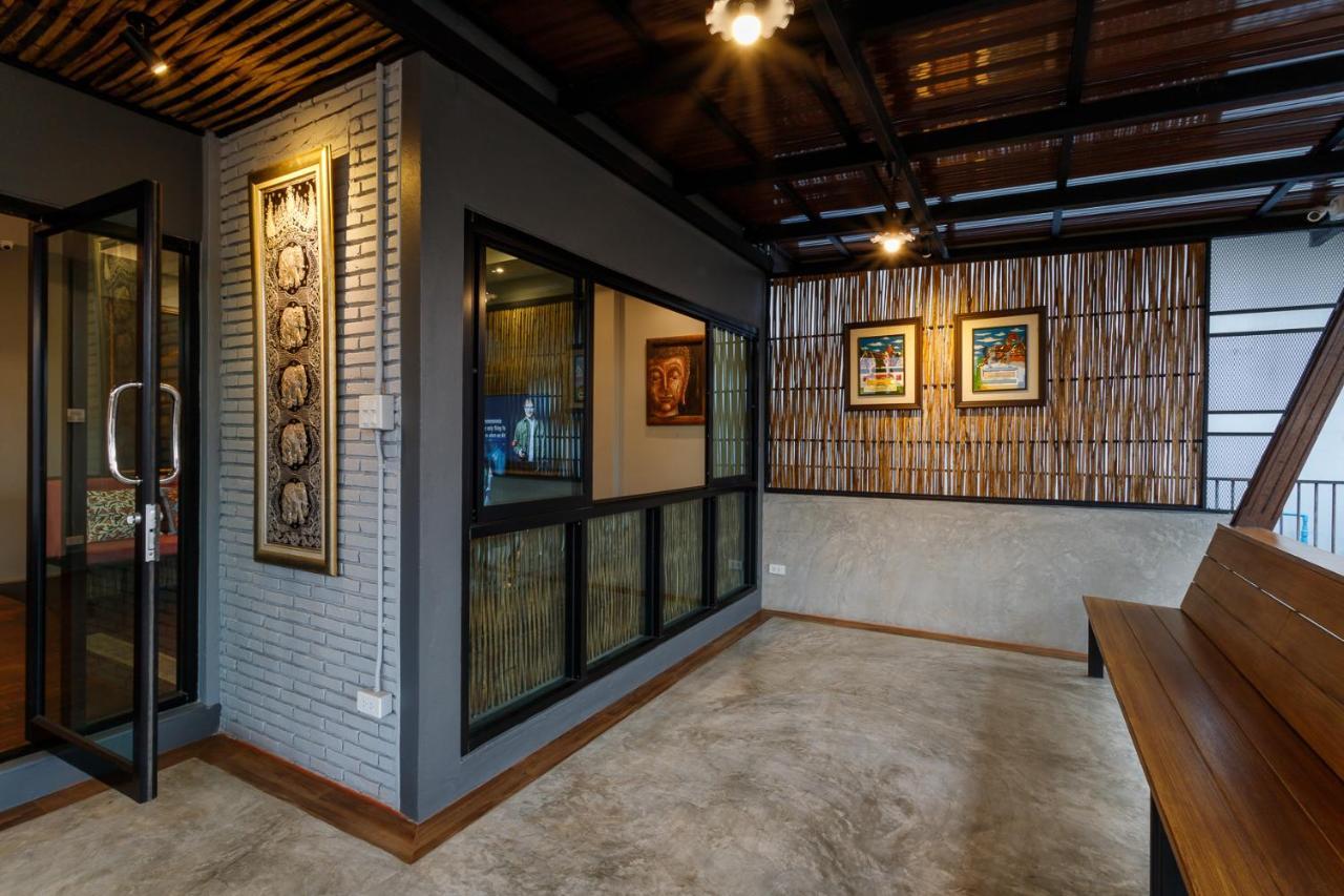One Art And Gallery *