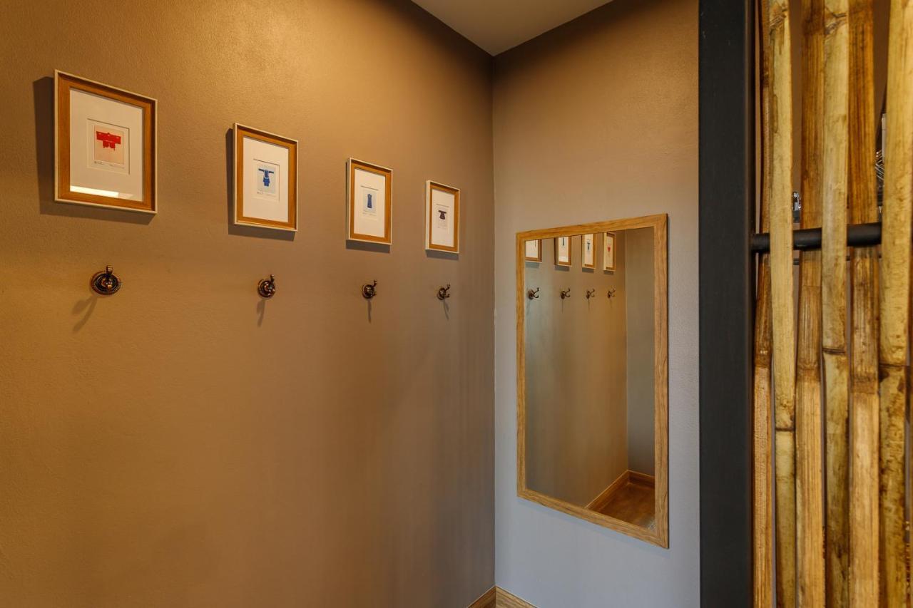 One Art And Gallery