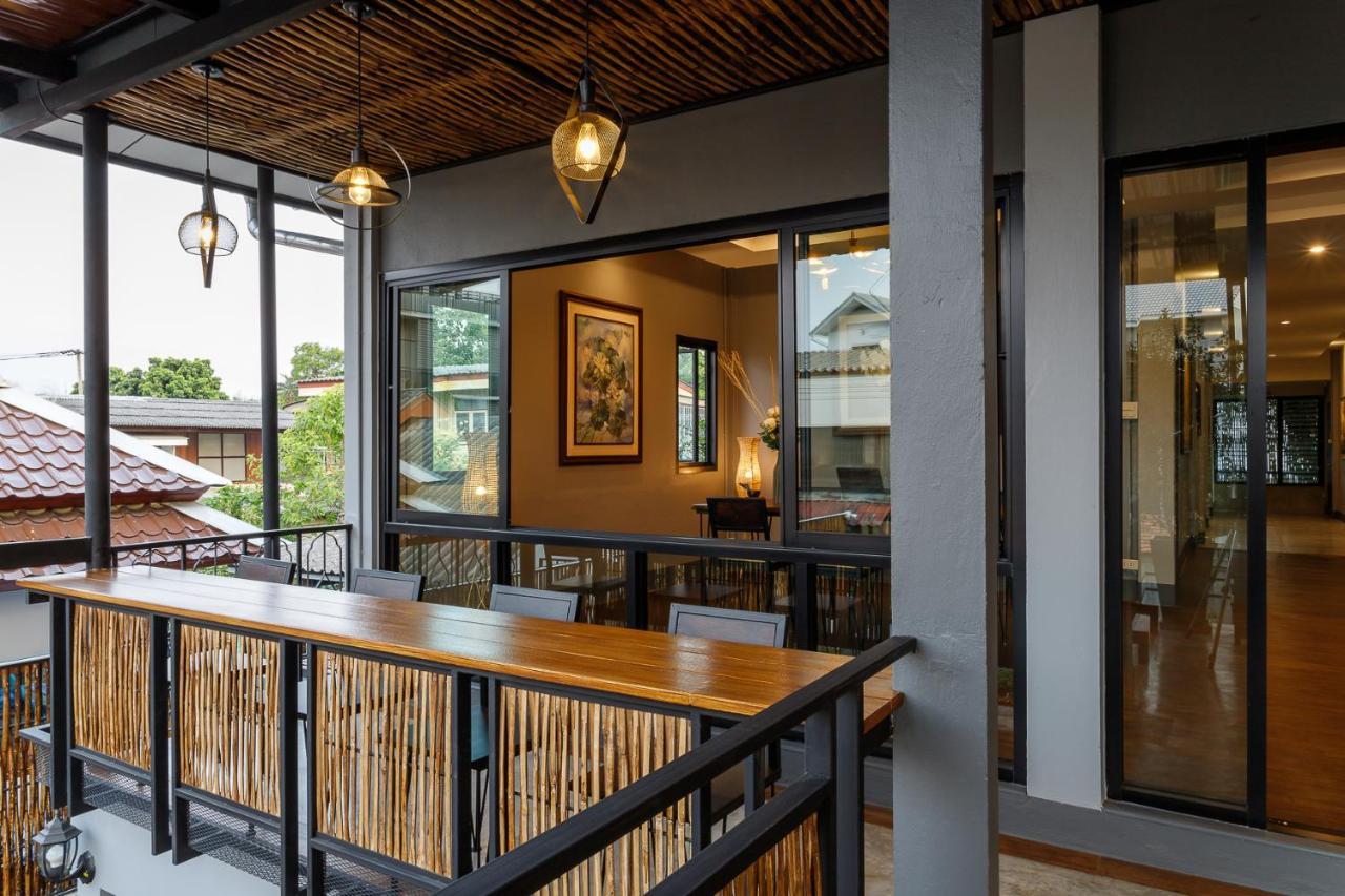 One Art And Gallery Hostel Chiang Mai