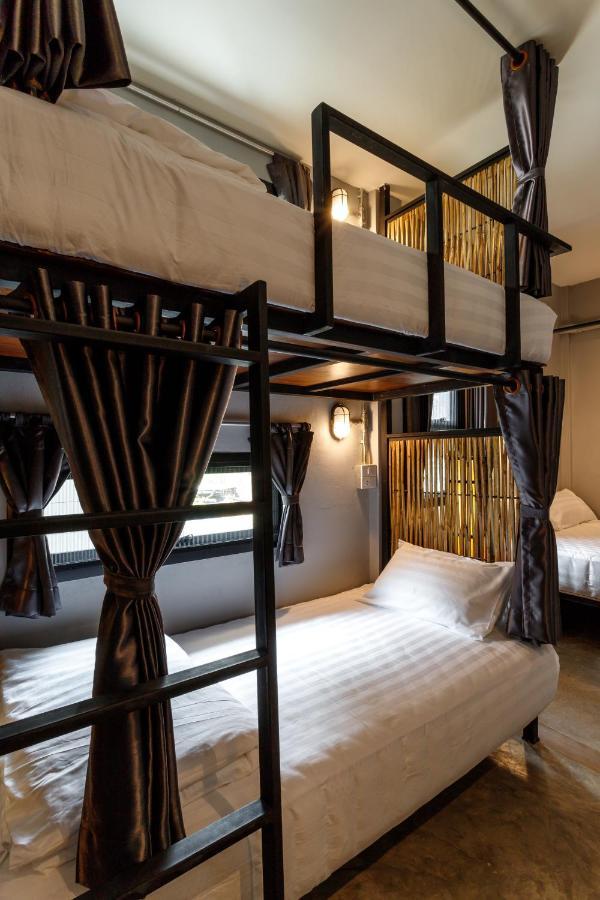One Art And Gallery Hostel Chiang Mai