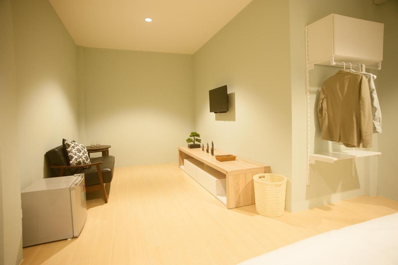 Baan Ploy In (adults Only) Hostel *