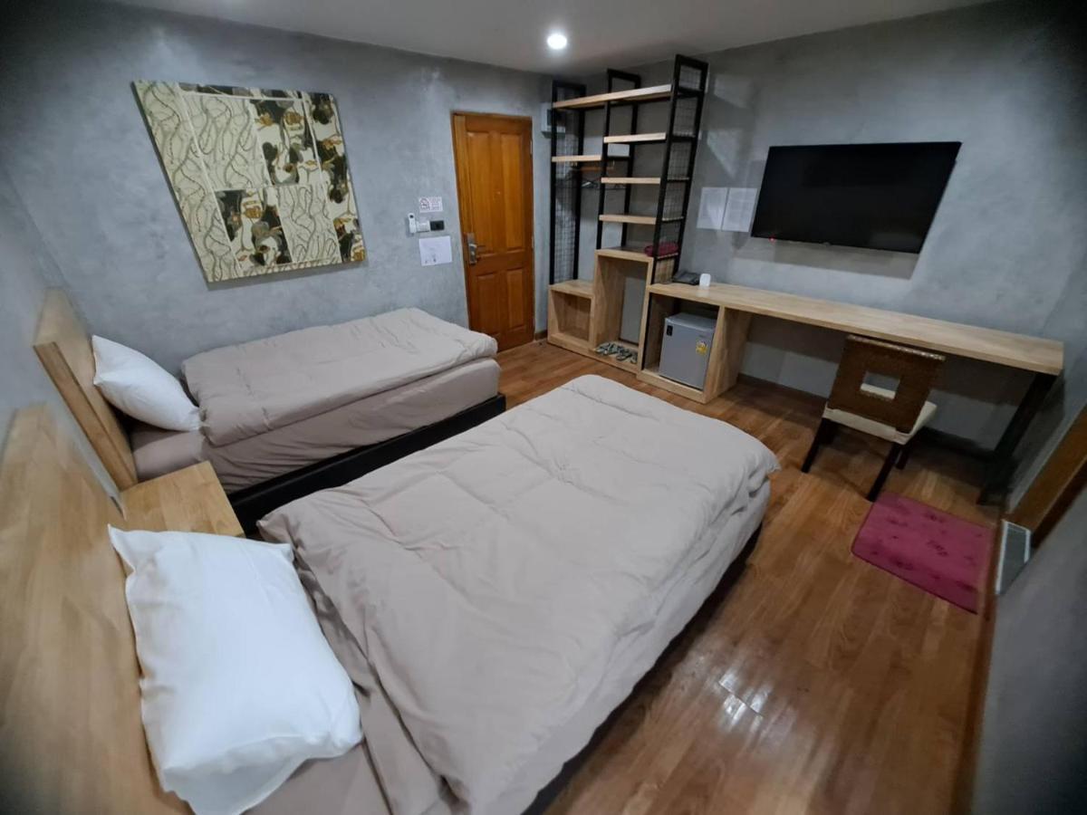 Hostel Buri And *