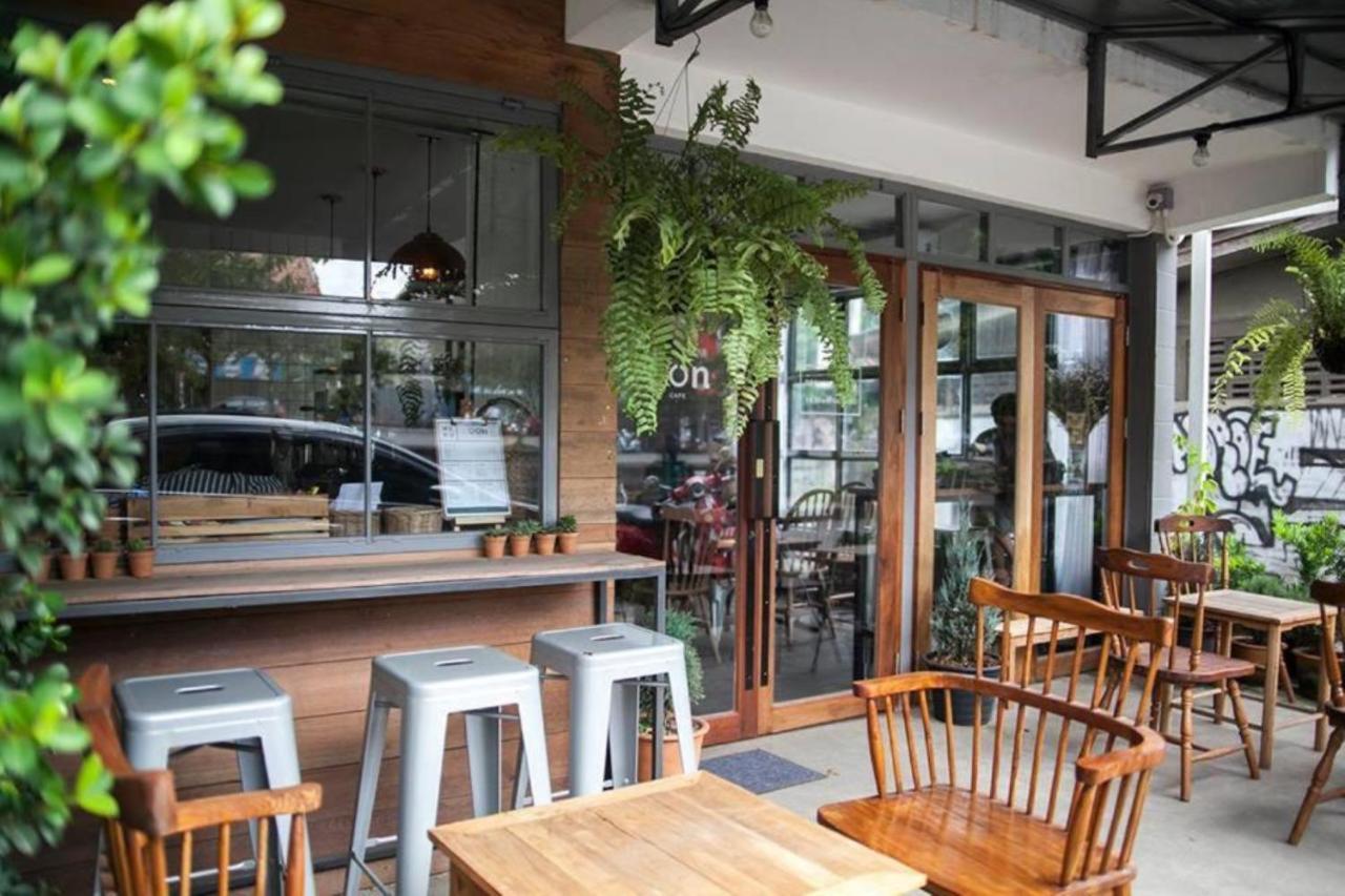 Oon Poshtel X Cafe Hostel