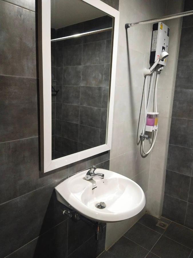 Hostel Buri And Chiang Mai