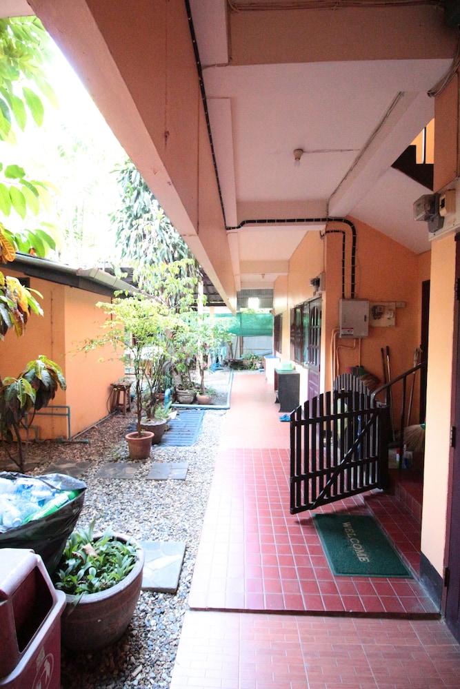 Hug Chang House 2*