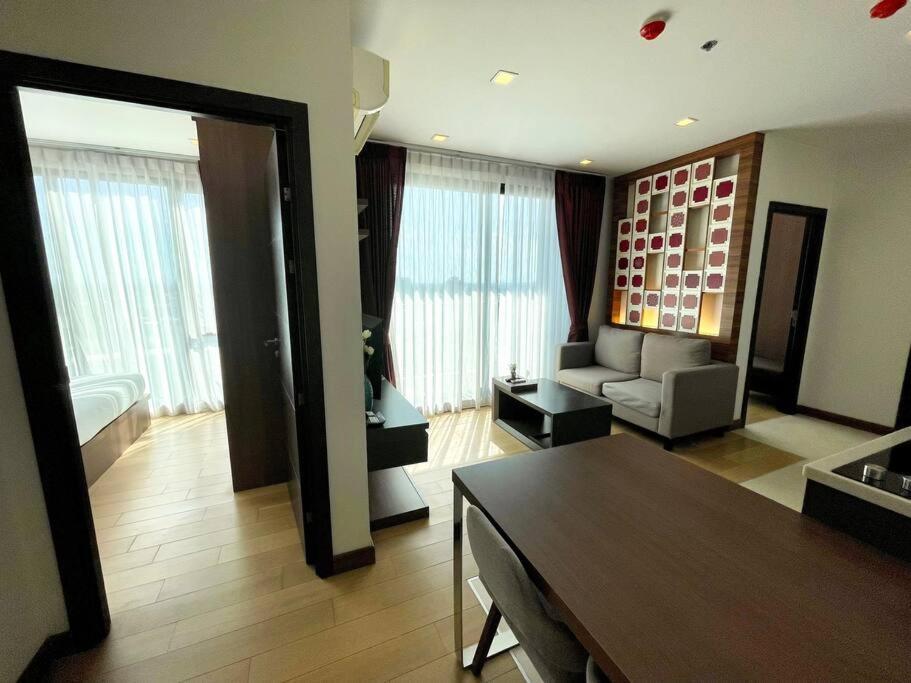 Deluxe 2-bedroom With Pool Apartment