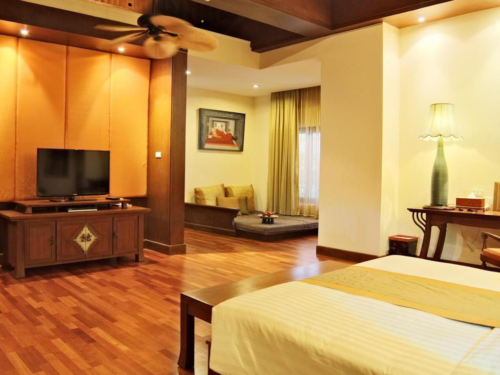 De Naga Hotel, Hotel