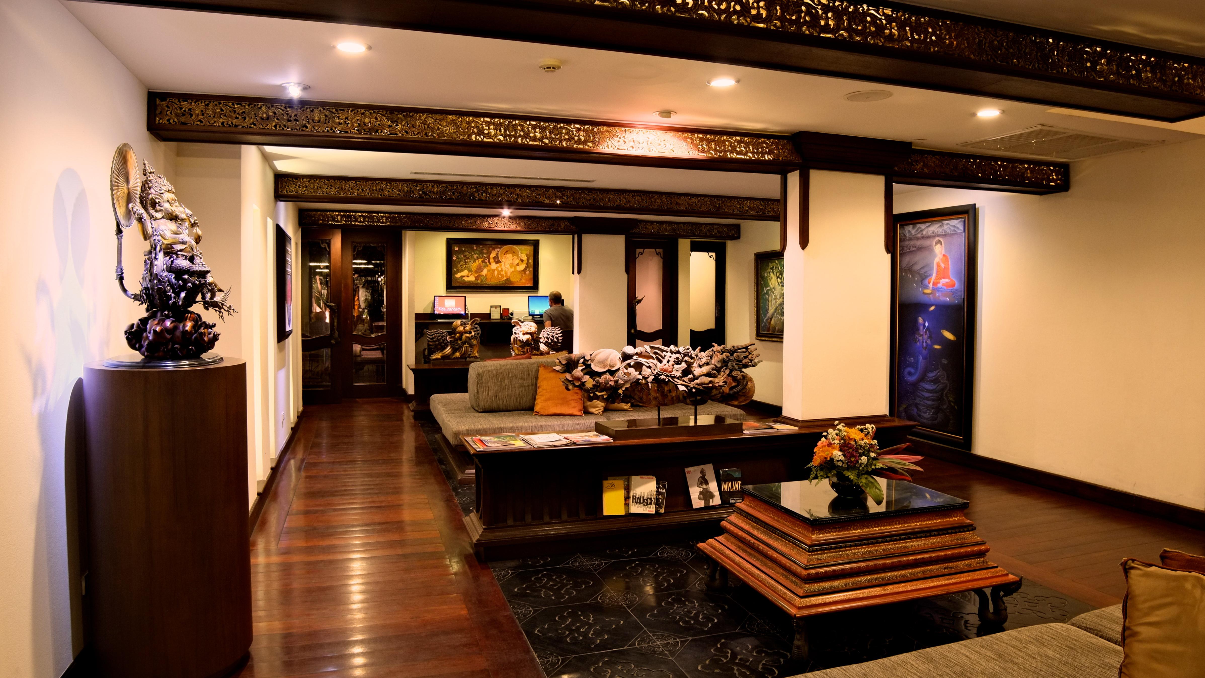 De Naga Hotel, Hotel