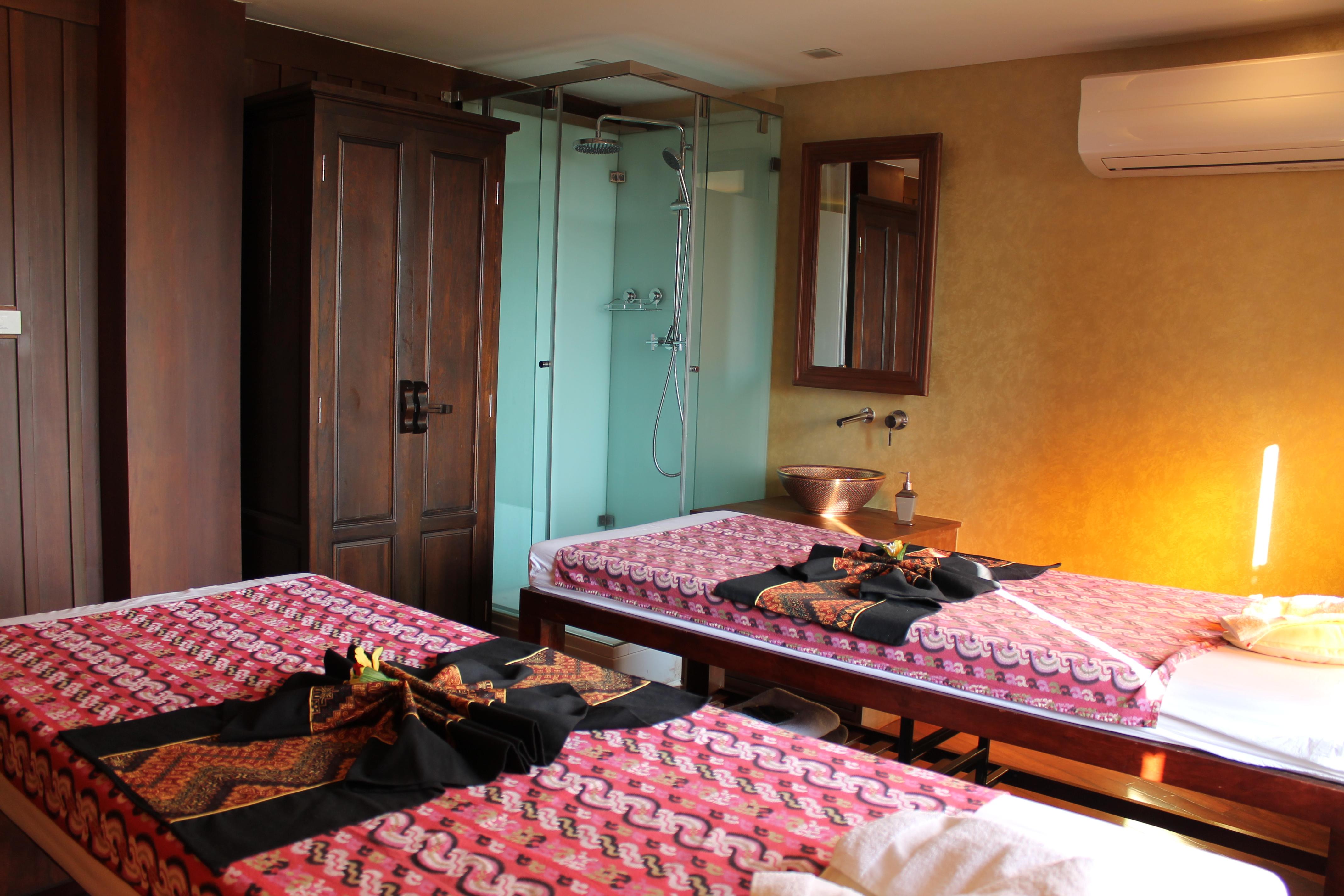 De Naga Hotel, Hotel