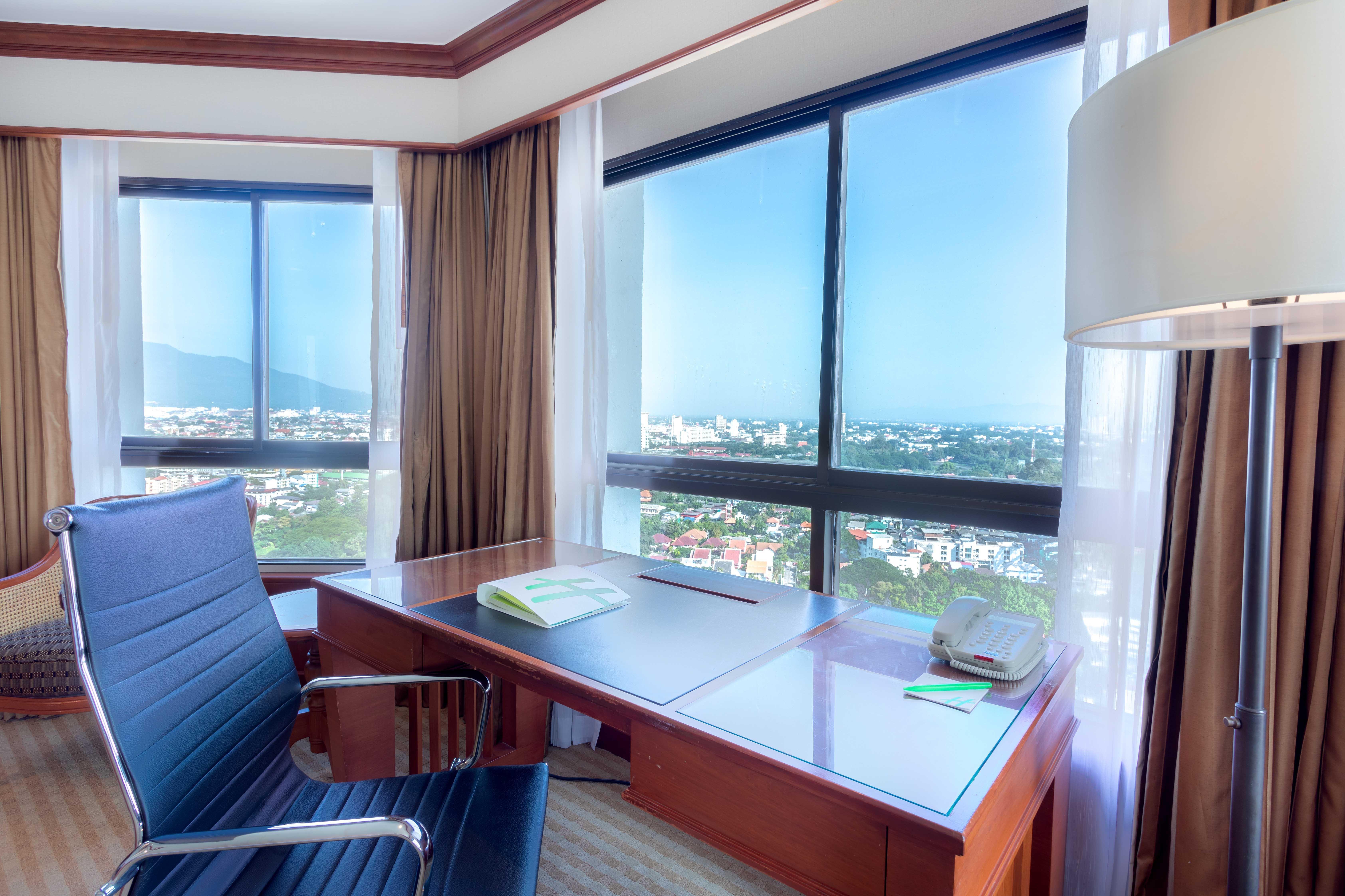 Centara Riverside 4*