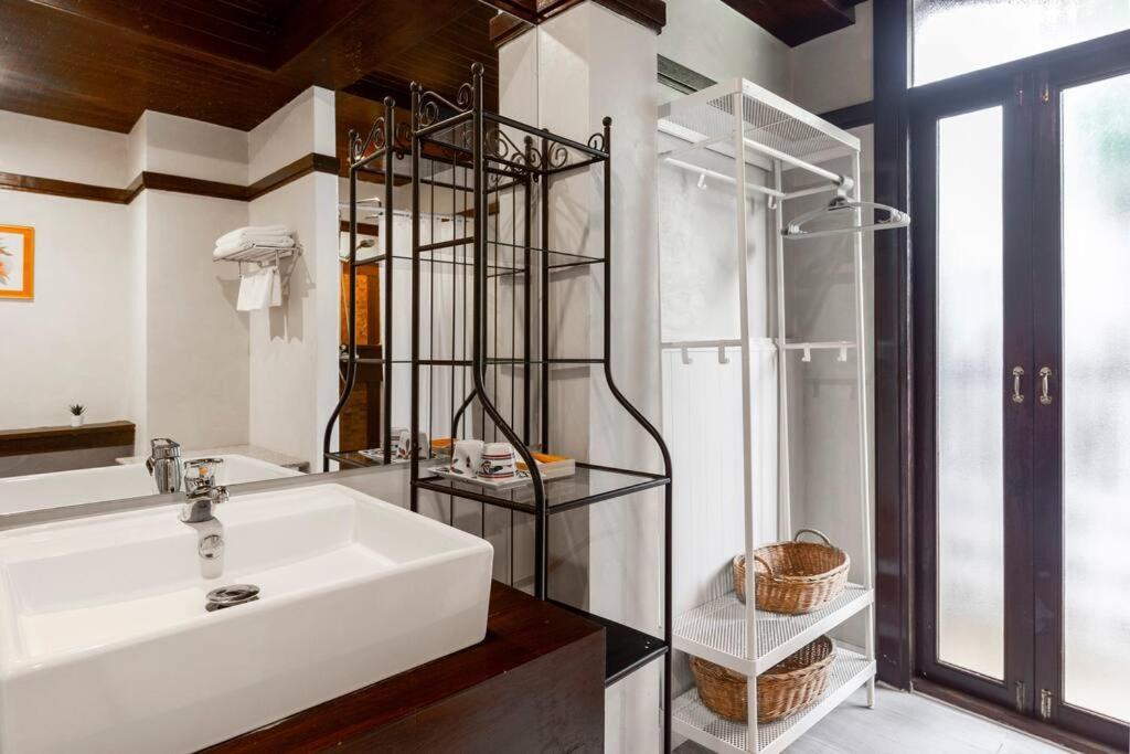 Sclass & Swimming Pool , 10 Min From Airport Villa *