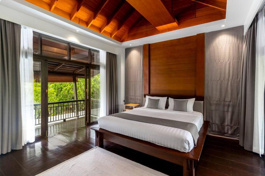Sclass & Swimming Pool , 10 Min From Airport
