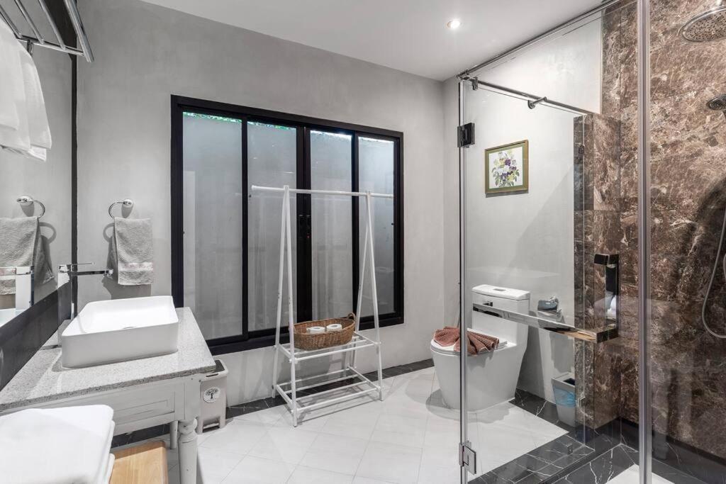 Sclass & Swimming Pool , 10 Min From Airport Villa