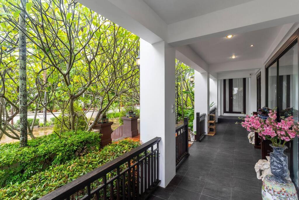 Sclass & Swimming Pool , 10 Min From Airport