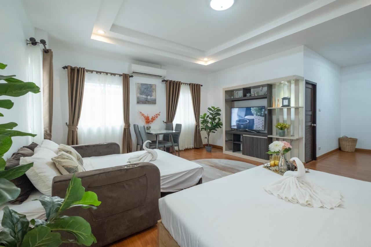 April Pool Airport Villa *