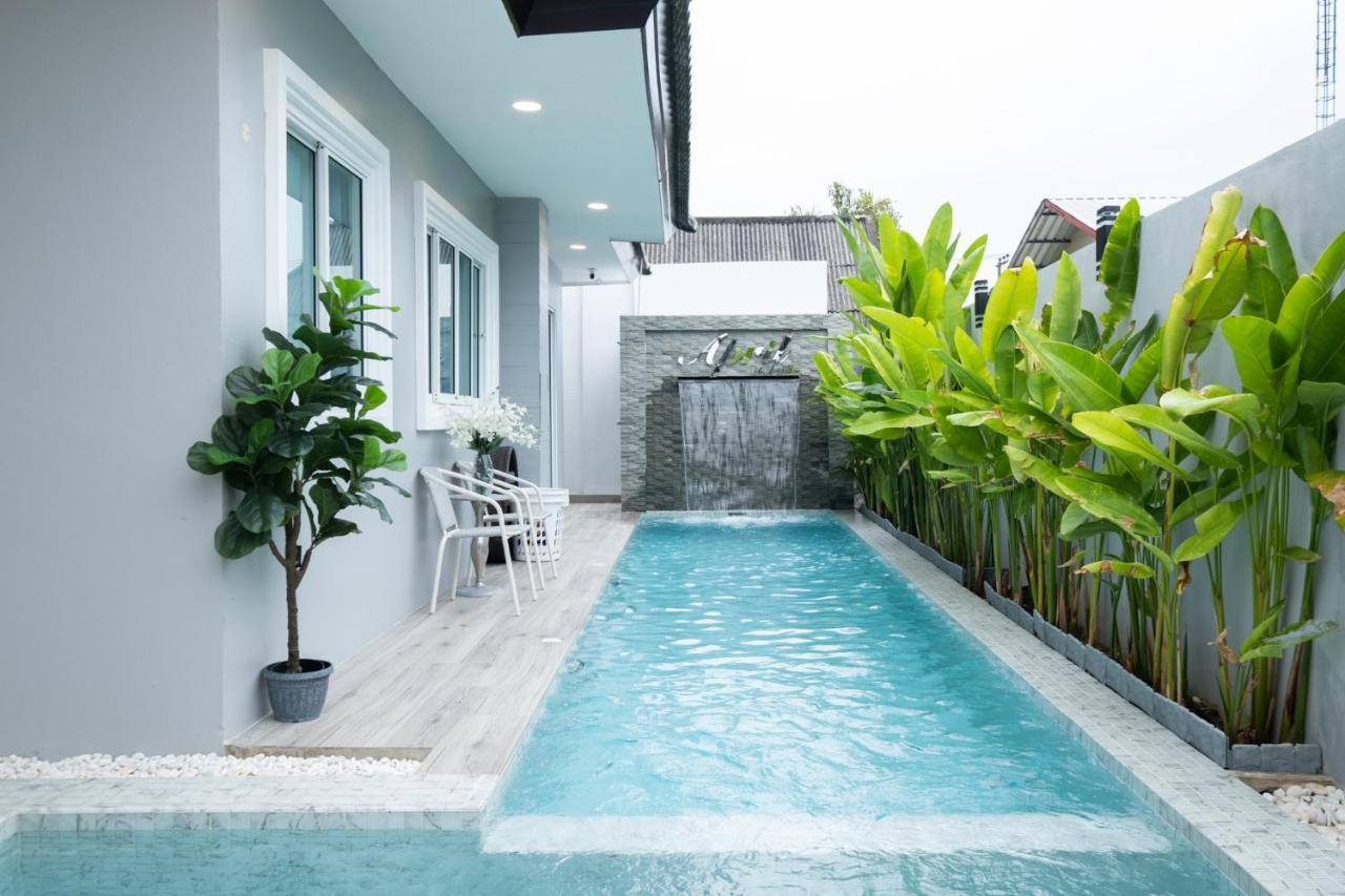 April Pool Airport Villa *