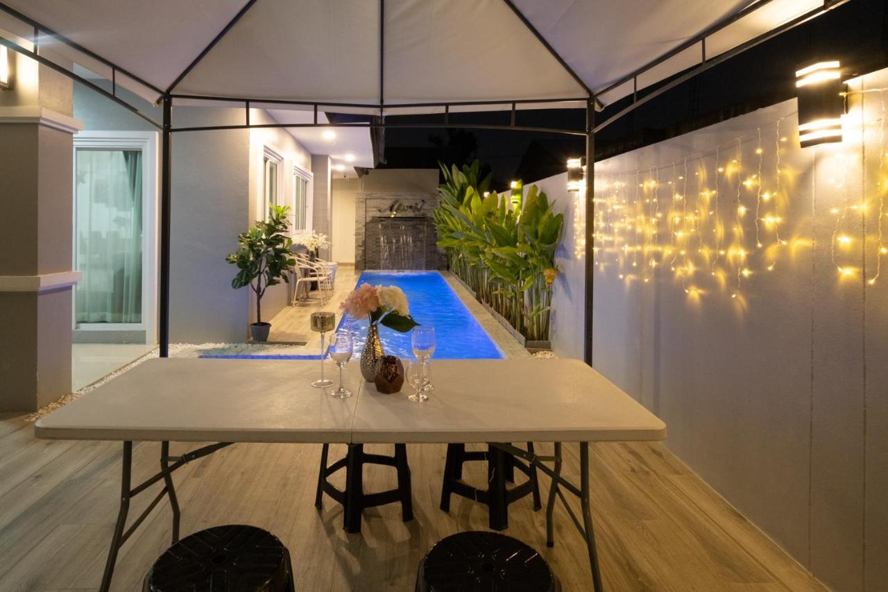 April Pool Airport Villa