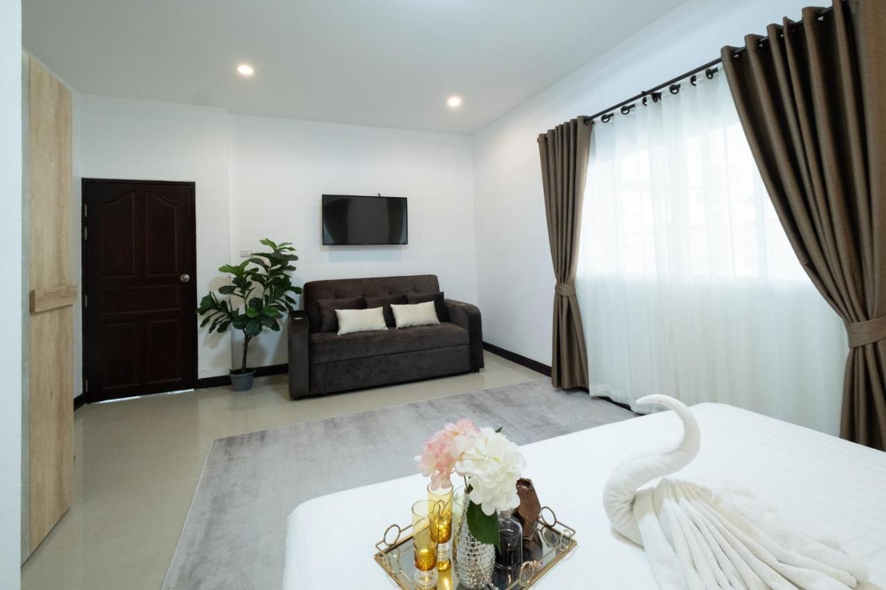 April Pool Airport Villa *