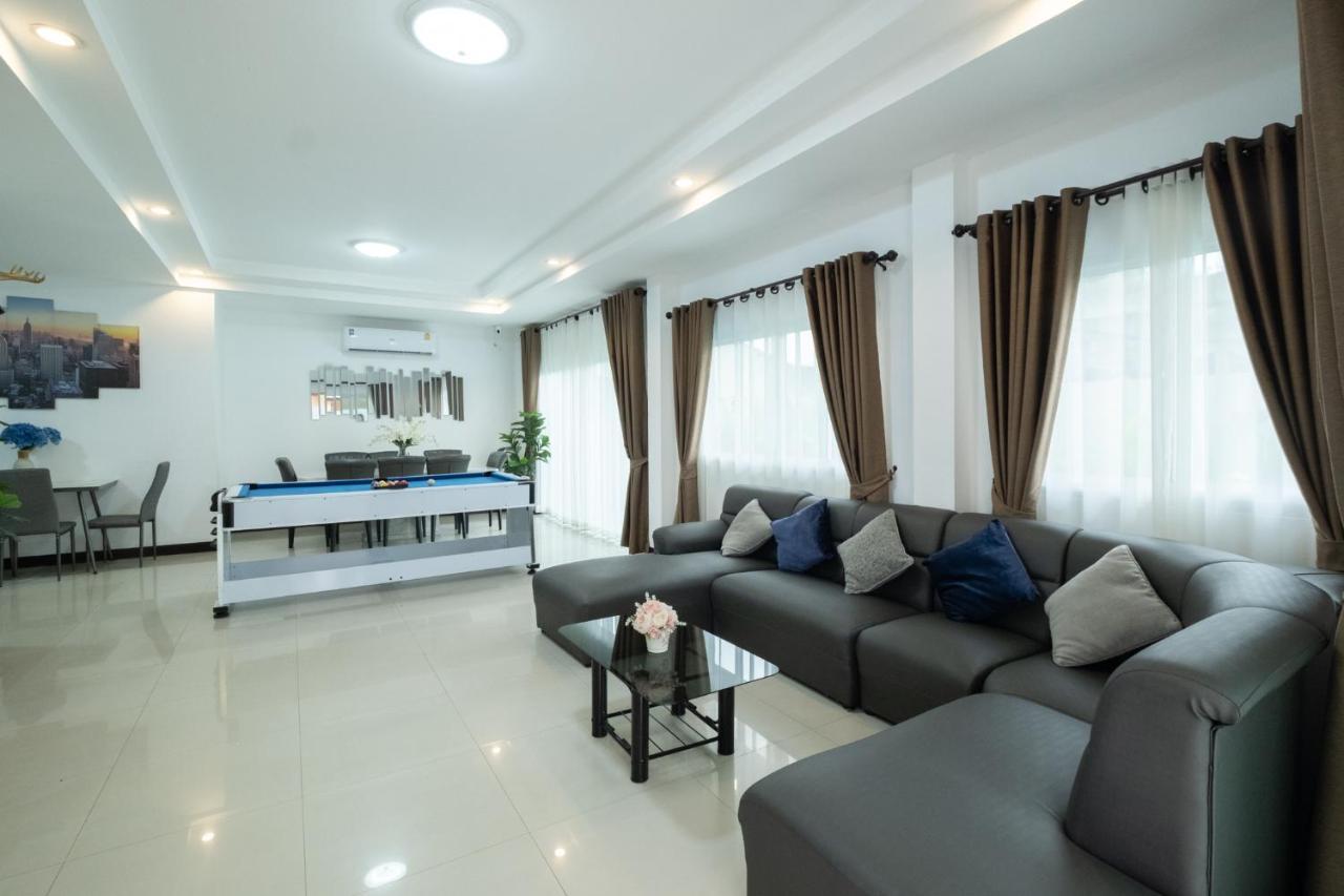 April Pool Airport Villa *