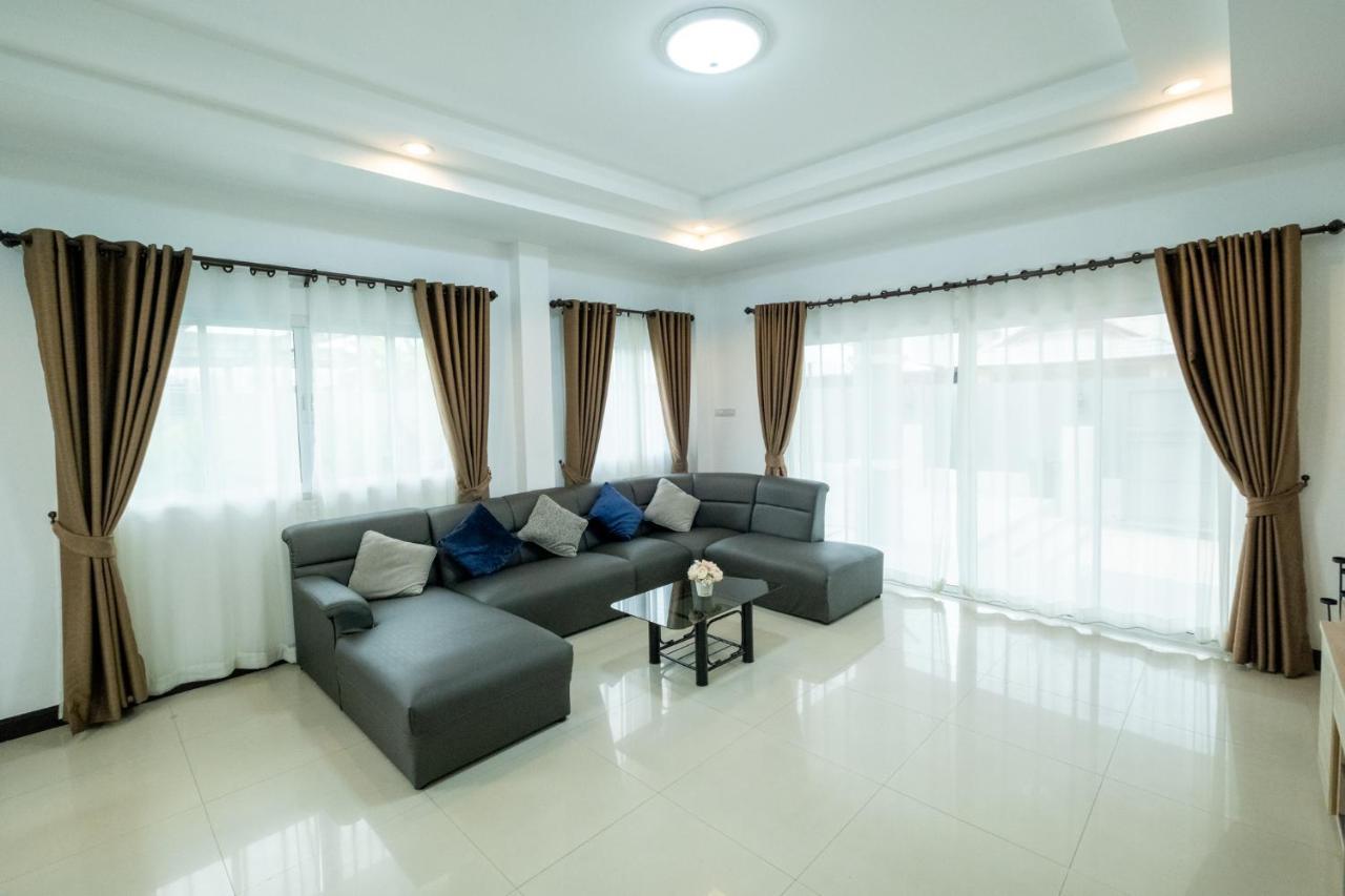 April Pool Airport Villa *