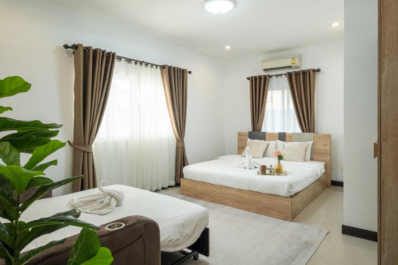 April Pool Airport Villa *