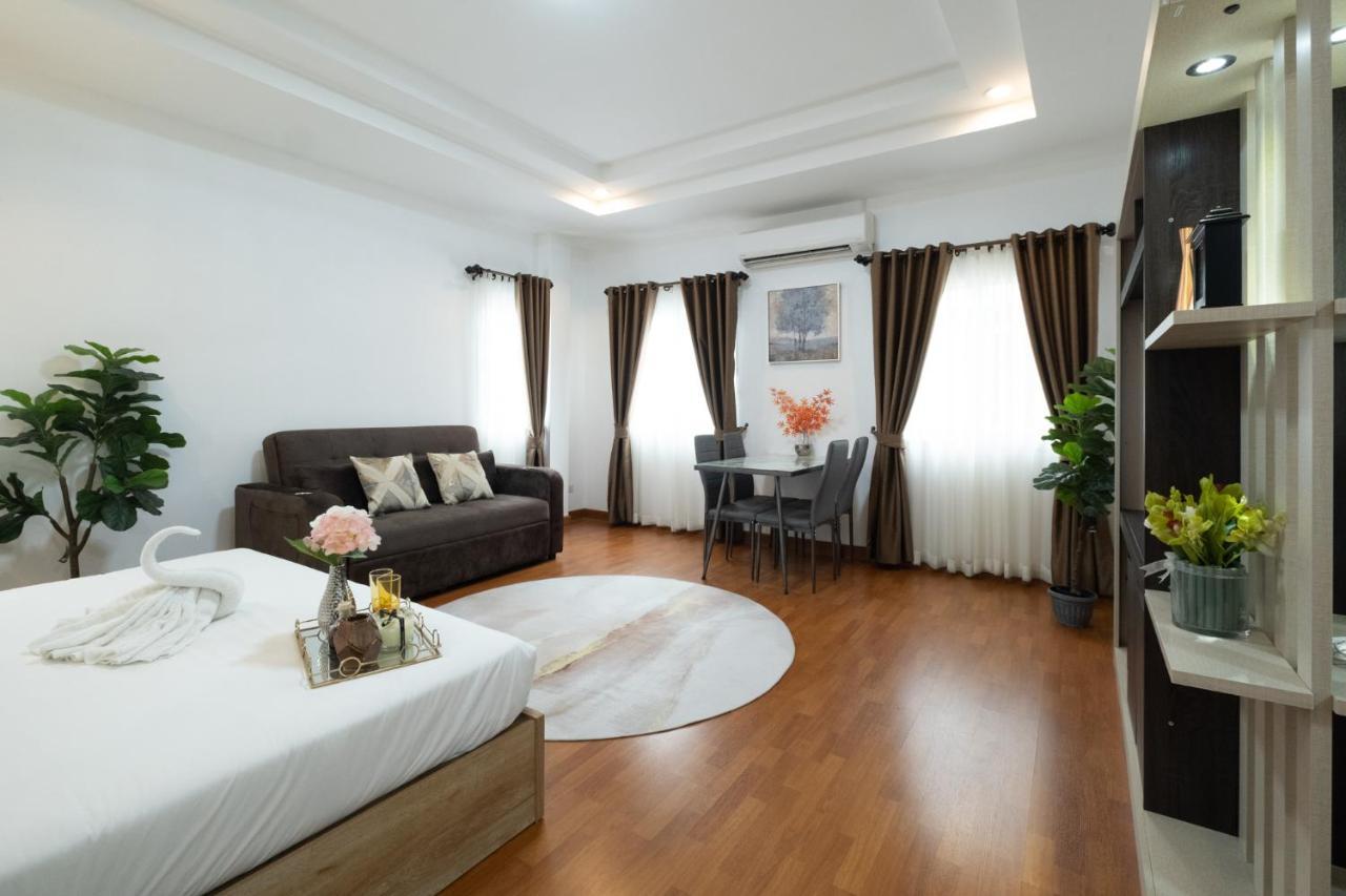 April Pool Airport Villa