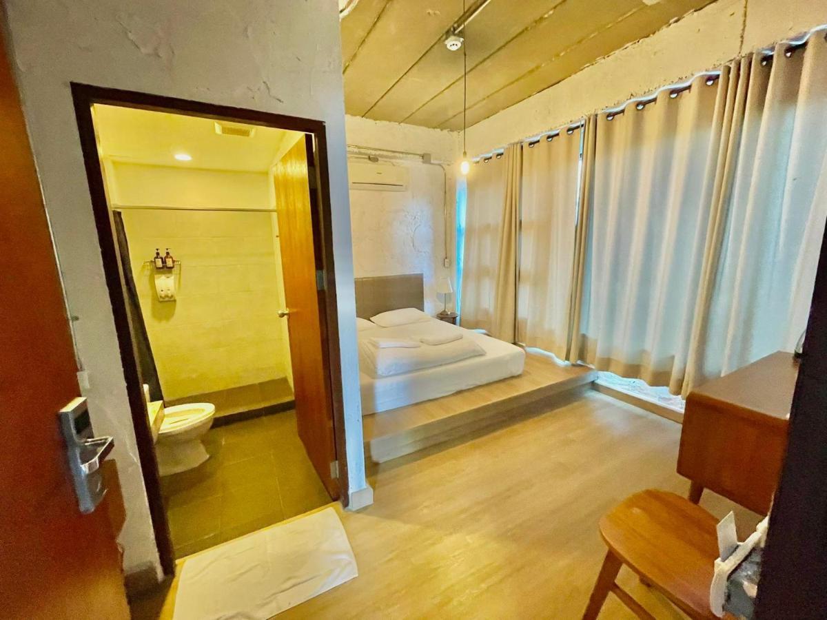 Give Me 5 Hostel