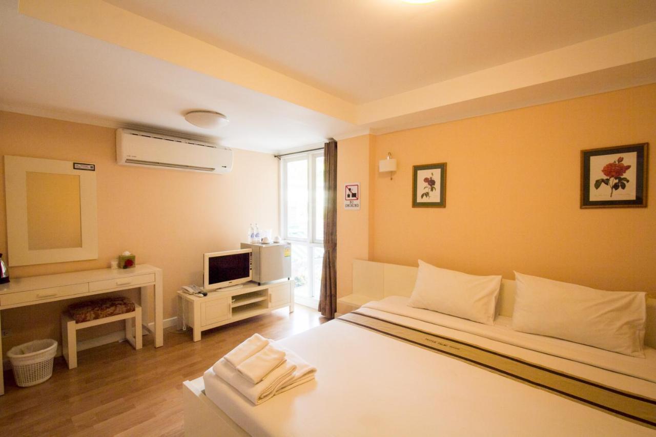Triple Palms House Guest house *