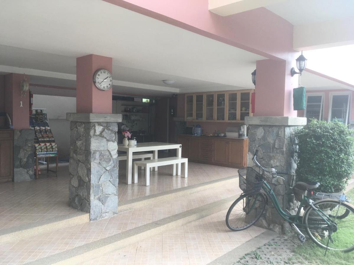 Triple Palms House Guest house